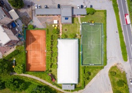 Réservez le terrain> Jouez> Regardez le match