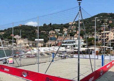 L'arena Replayer è il campo da beach volley, beach tennis e beach soccer prenotabile online presso la spiaggia libera del porticciolo di Recco